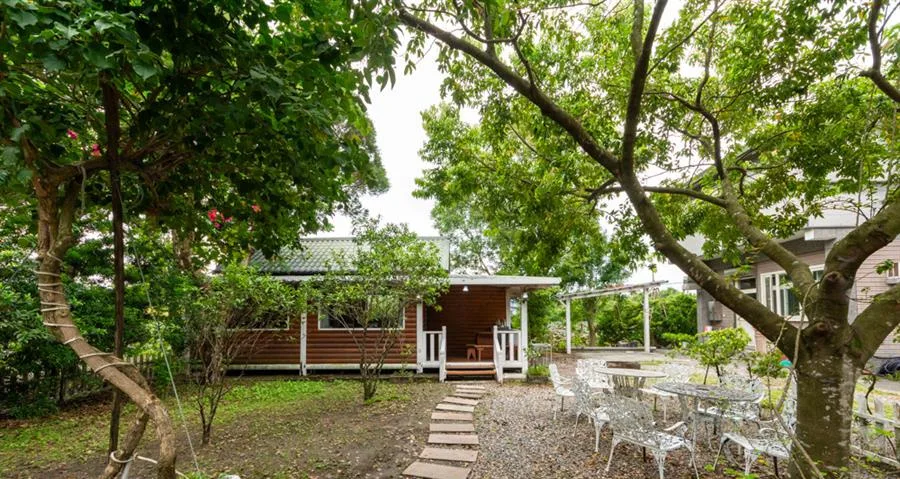 阿宏小木屋｜小木屋外觀及旁側庭院