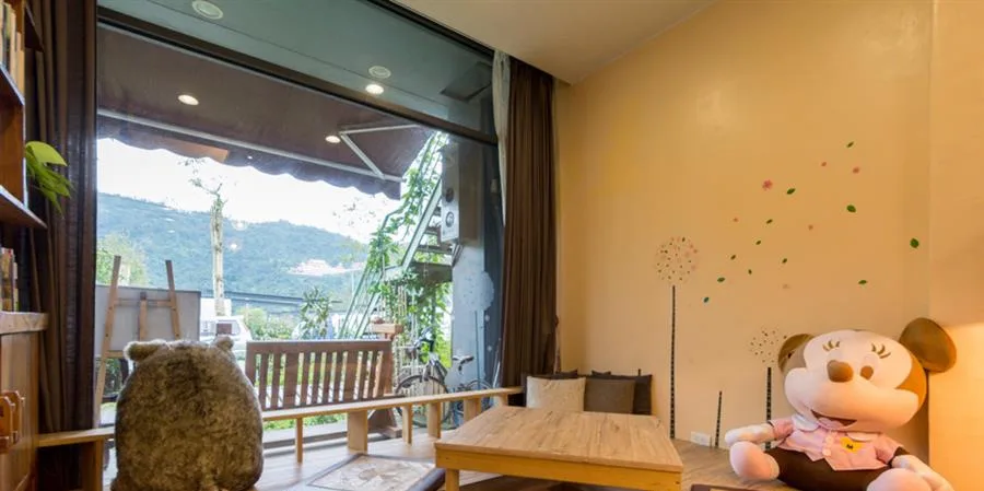 岸棧｜窗邊座位與湖景