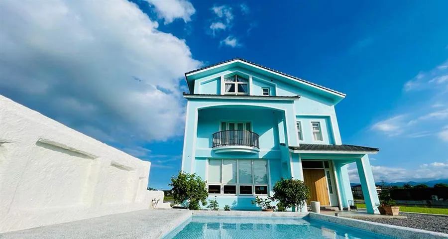 安農Blue House｜藍色外觀與戶外戲水池