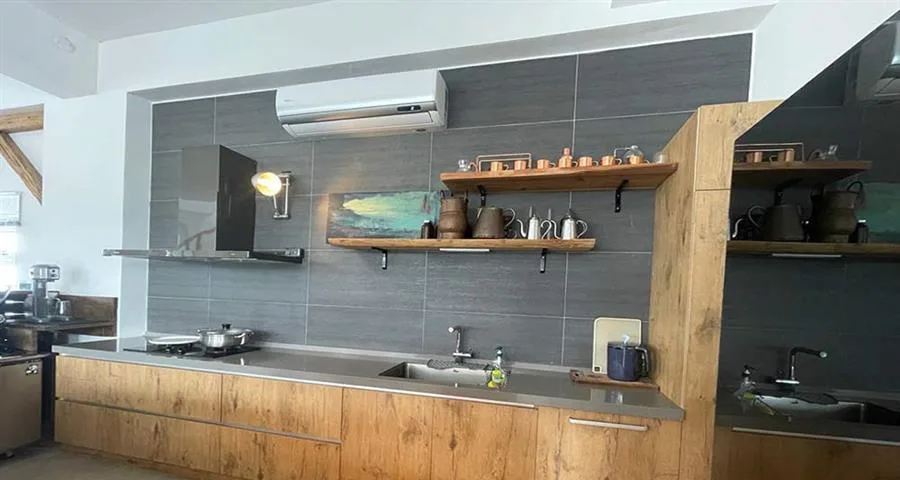 安農Blue House｜廚房流理台與木質櫥櫃