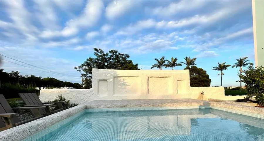 安農Blue House｜白色牆面旁的戶外泳池