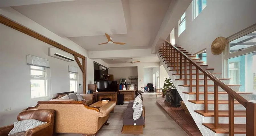 安農Blue House｜挑高客廳與木製樓梯