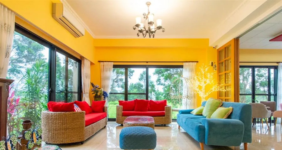 夏米兒Villa｜黃色客廳與彩色沙發