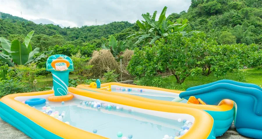 快樂休閒果園民宿｜戶外充氣戲水池