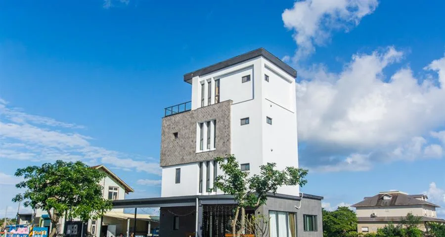 LOVE米度假會館｜灰白色建築外觀