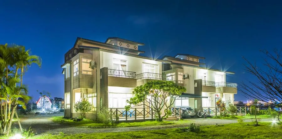 宜蘭米荷民宿｜夜晚點燈的建築與草地