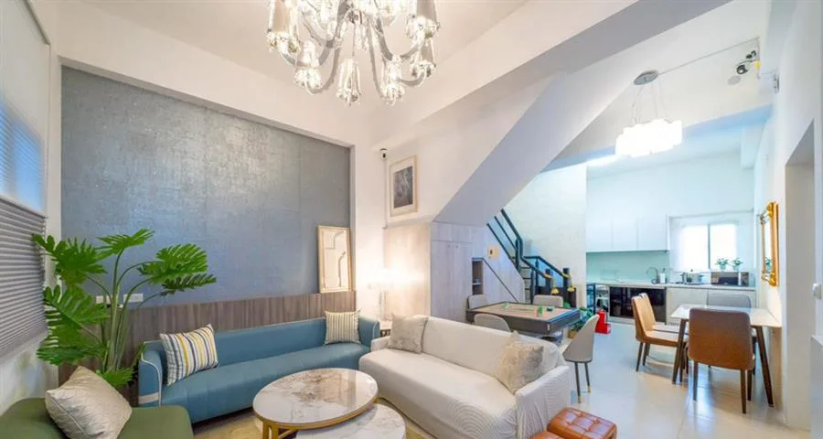 十月Mooon House｜客廳與後方廚房餐桌