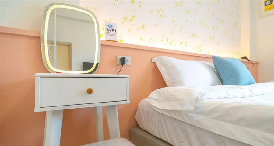 十月Mooon House｜粉橘色床頭與梳妝台