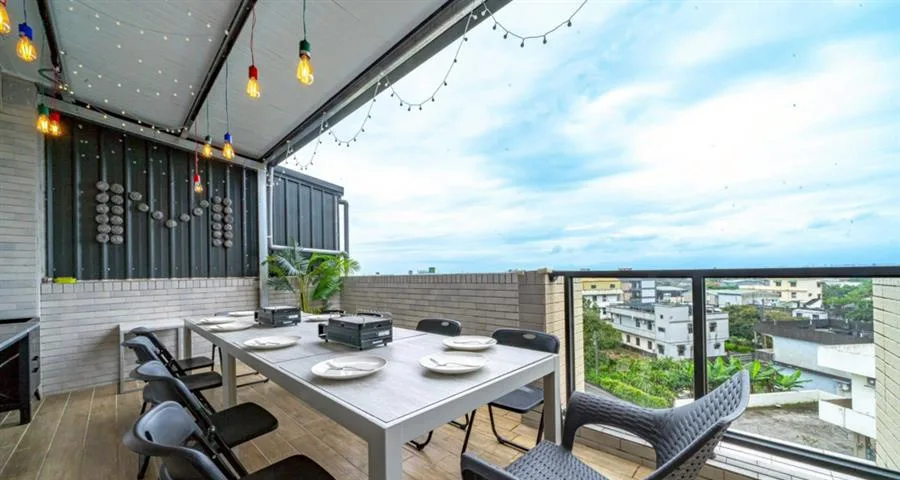 十月Mooon House｜有遮棚的戶外用餐區