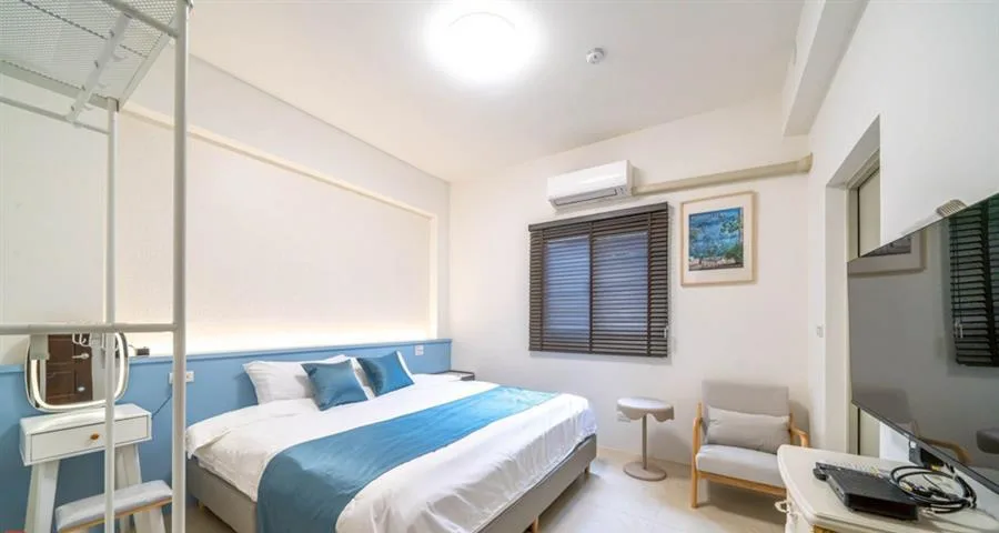 十月Mooon House｜藍色床尾巾的客房
