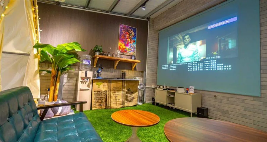 十月Mooon House｜投影螢幕與休息區