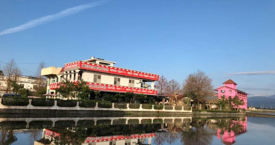 粉紅城堡民宿｜水岸旁的粉紅建築群
