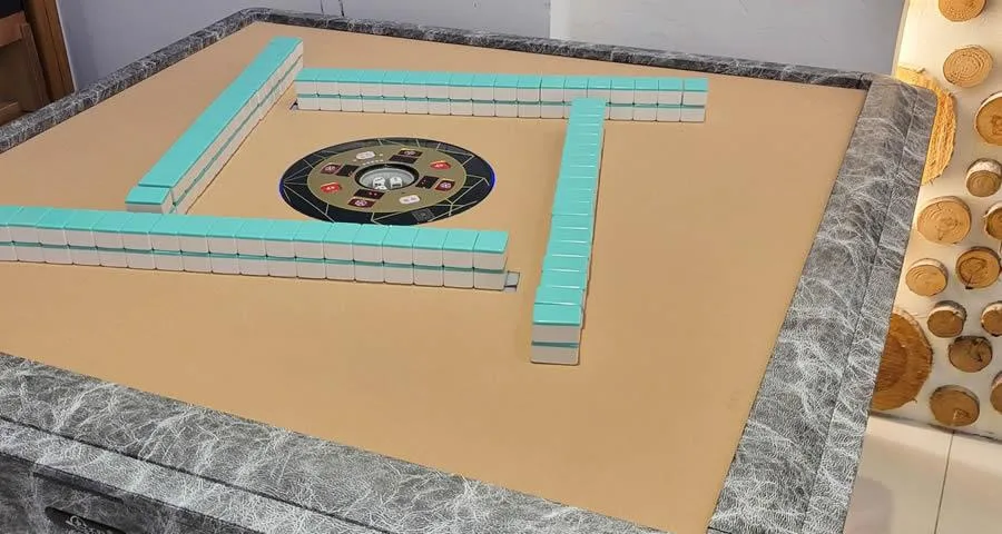 浪漫希臘｜麻將桌與牌