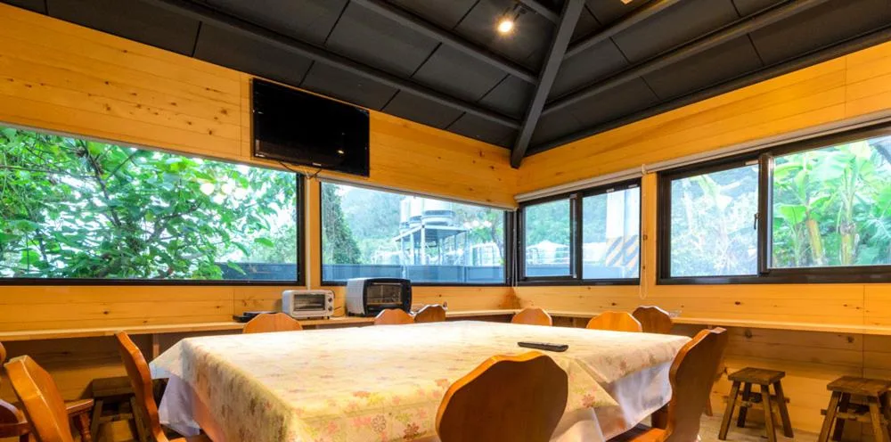 礁溪玫瑰園原泉湯屋｜木質用餐空間