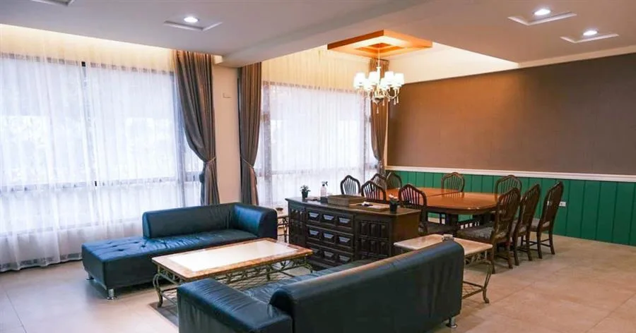 拾月｜從餐桌望向客廳的室內全景