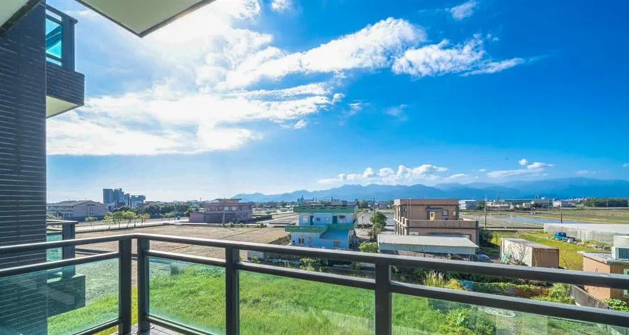 117渡假館｜陽台外的田野與遠山