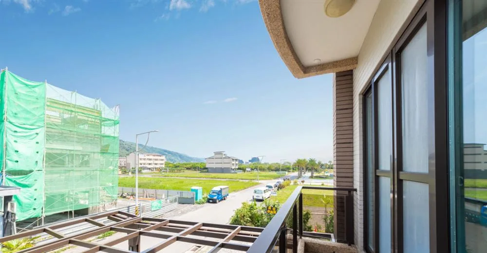 東森文旅烏石驛站｜陽台外的田野