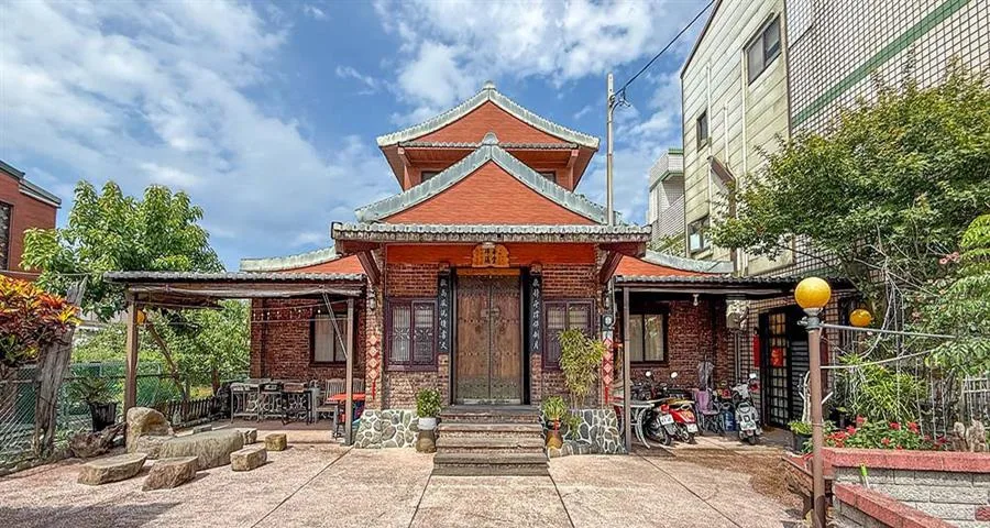 佑江山｜紅磚建築正面