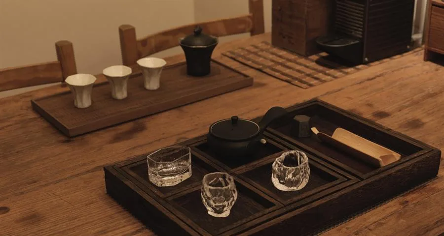 宜蘭包棟民宿 枂舍｜木桌上的茶席