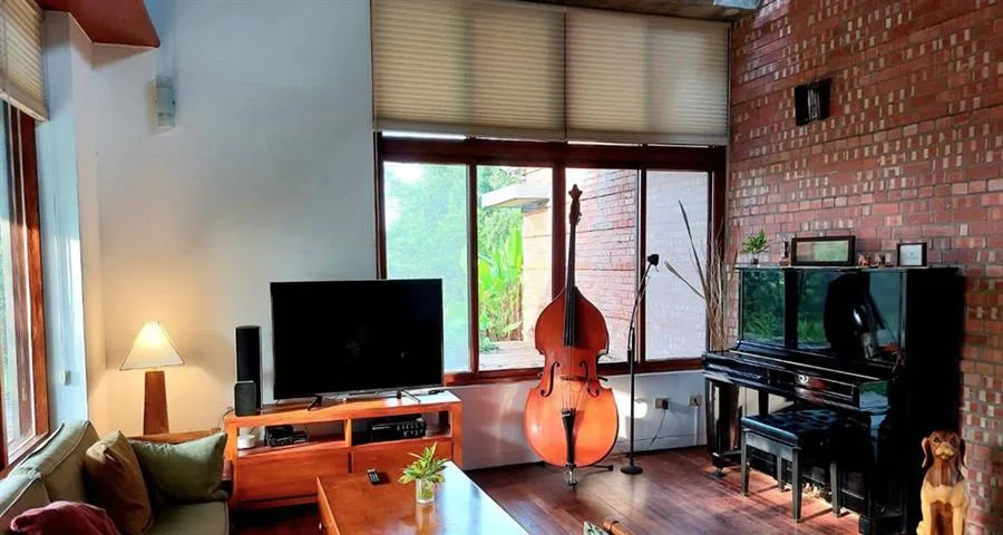 壯圍張宅｜客廳沙發與鋼琴空間