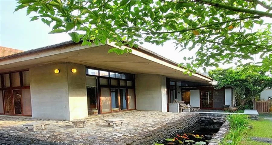 壯圍張宅｜屋簷下的木棧道與庭院
